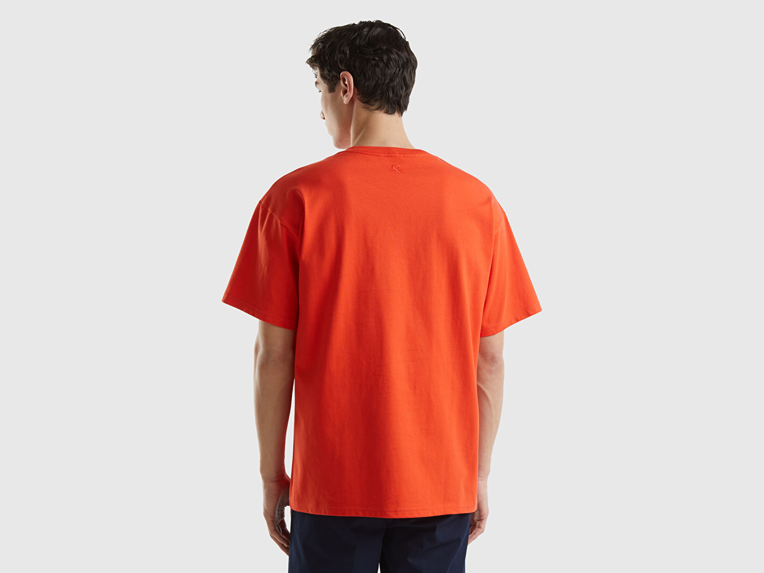 Benetton Erkek Nar Çiçeği %100 Pamuk Arkası Logo İşlemeli Omzu Dikiş Detaylı T-Shirt