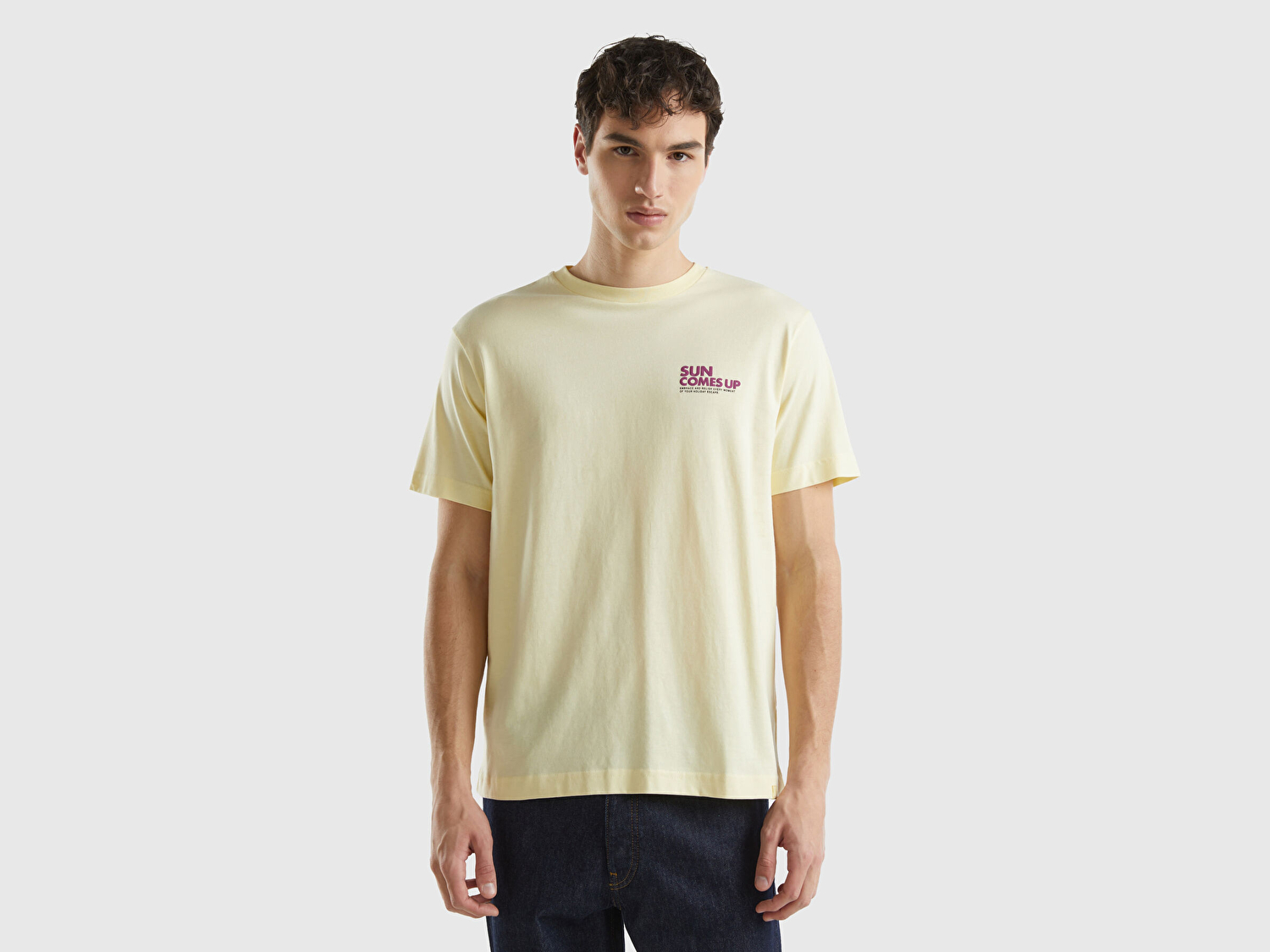 Benetton Erkek Açık Sarı %100 Pamuk Önü ve Arkası Grafik Baskılı Rahat Kesim T-Shirt