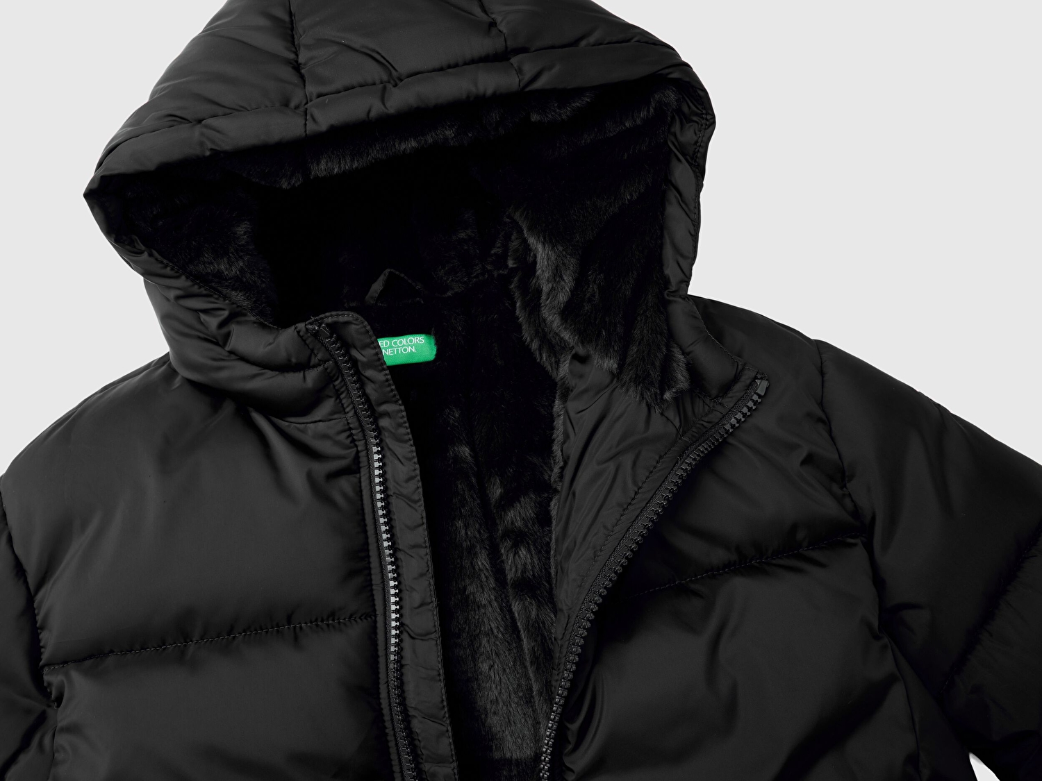 Benetton Kız Çocuk Siyah Kolu Logo İşlemeli Fermuarlı ve Kapüşonlu Kısa Pufa Mont