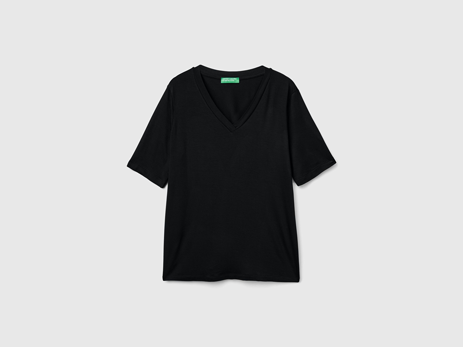 Benetton Kadın Siyah Eko-Viskoz Regular Fit V Yaka T-Shirt