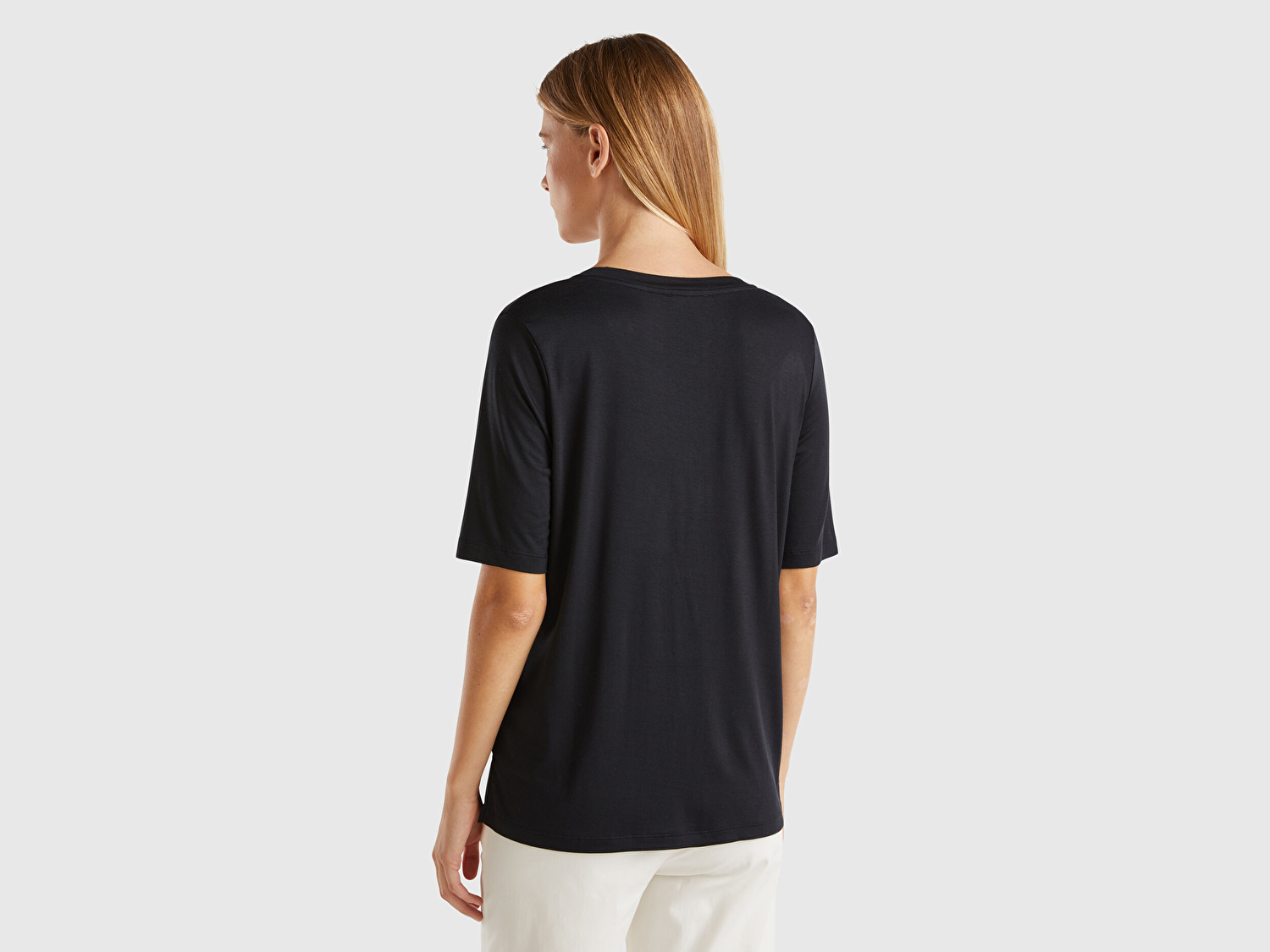 Benetton Kadın Siyah Eko-Viskoz Regular Fit V Yaka T-Shirt