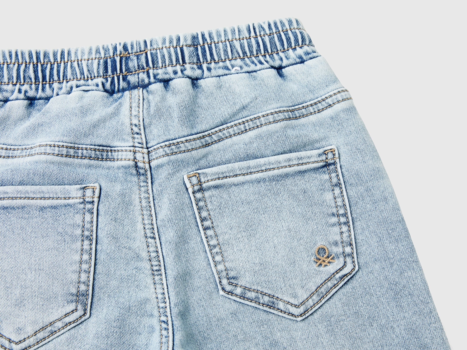 Benetton Erkek Bebek Açık Denim Arka Cebi Logolu Lastik Paça Ağartılmış Denim Pantolon
