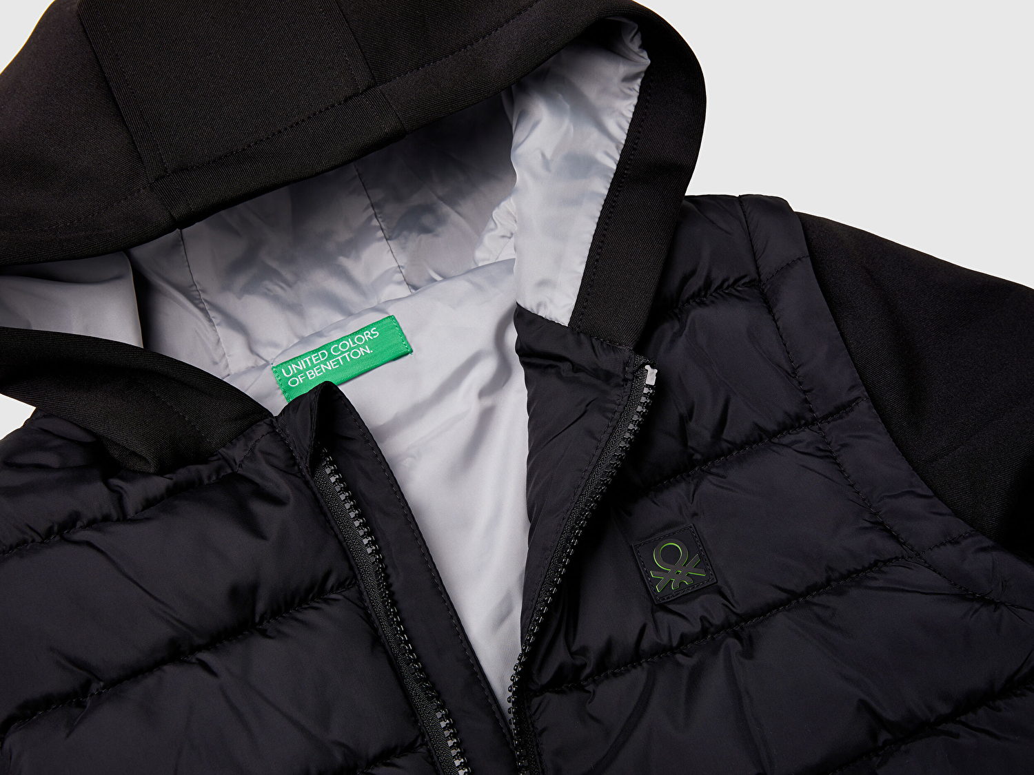 Benetton Erkek Çocuk Siyah Logo Detaylı Cepli Sentetik Dolgulu Kapüşonlu Puffer Yelek