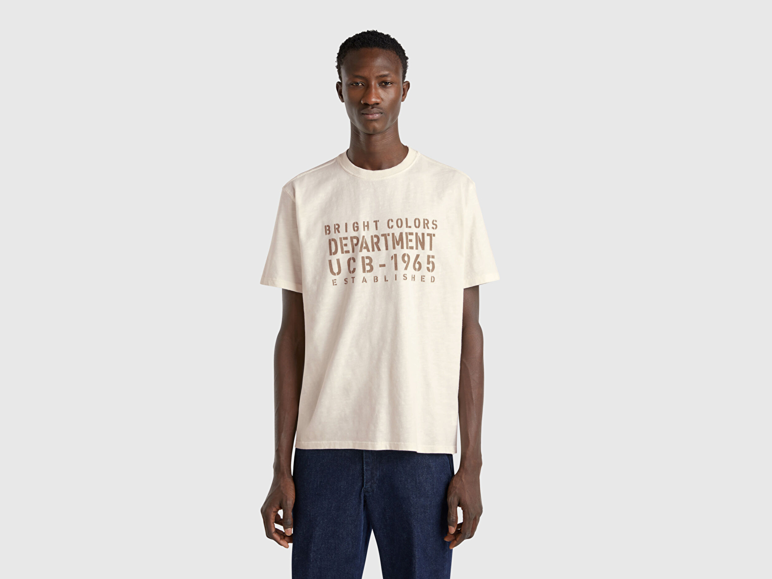 Benetton Erkek Bej-Yeşil %100 Pamuk Yıpranmış Efektli Önü Baskılı Relax Fit T-Shirt