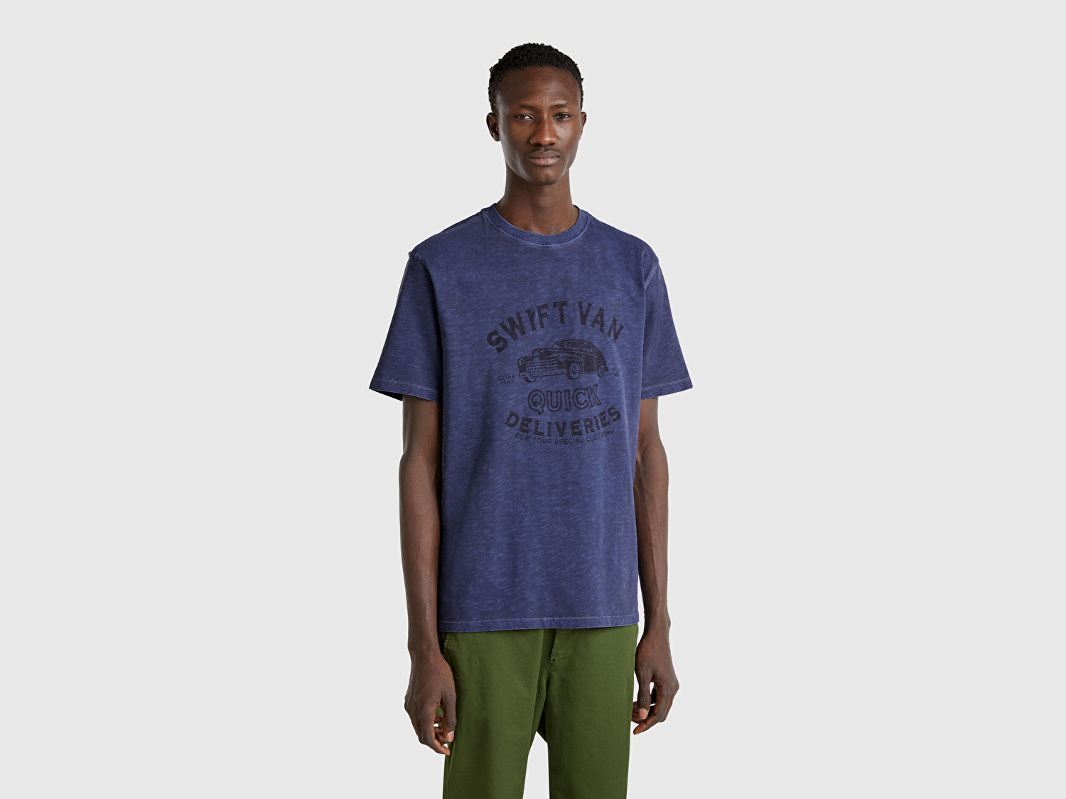 Benetton Erkek İndigo %100 Pamuk Yıpranmış Efektli Önü Baskılı Relax Fit T-Shirt