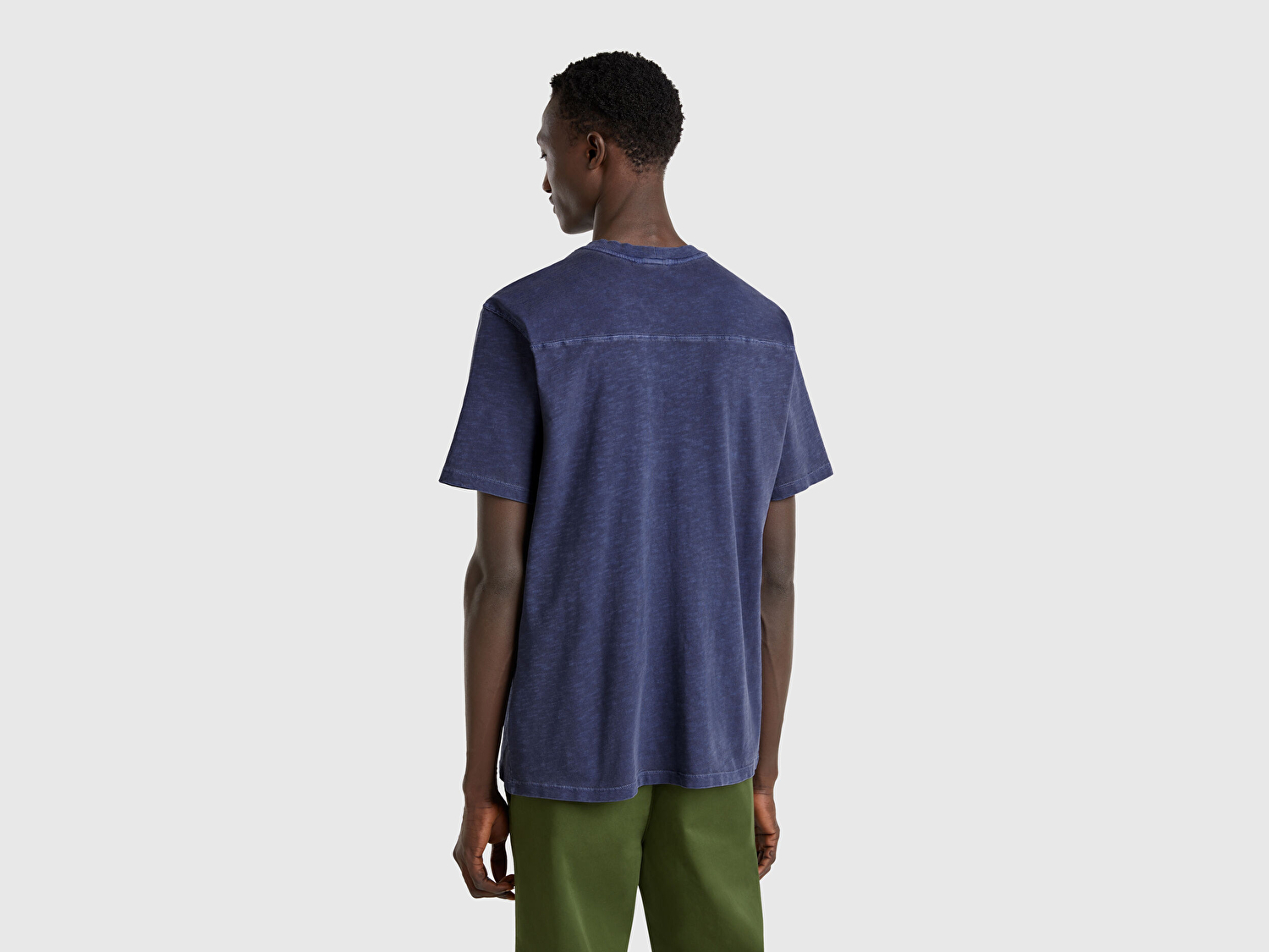 Benetton Erkek İndigo %100 Pamuk Yıpranmış Efektli Önü Baskılı Relax Fit T-Shirt