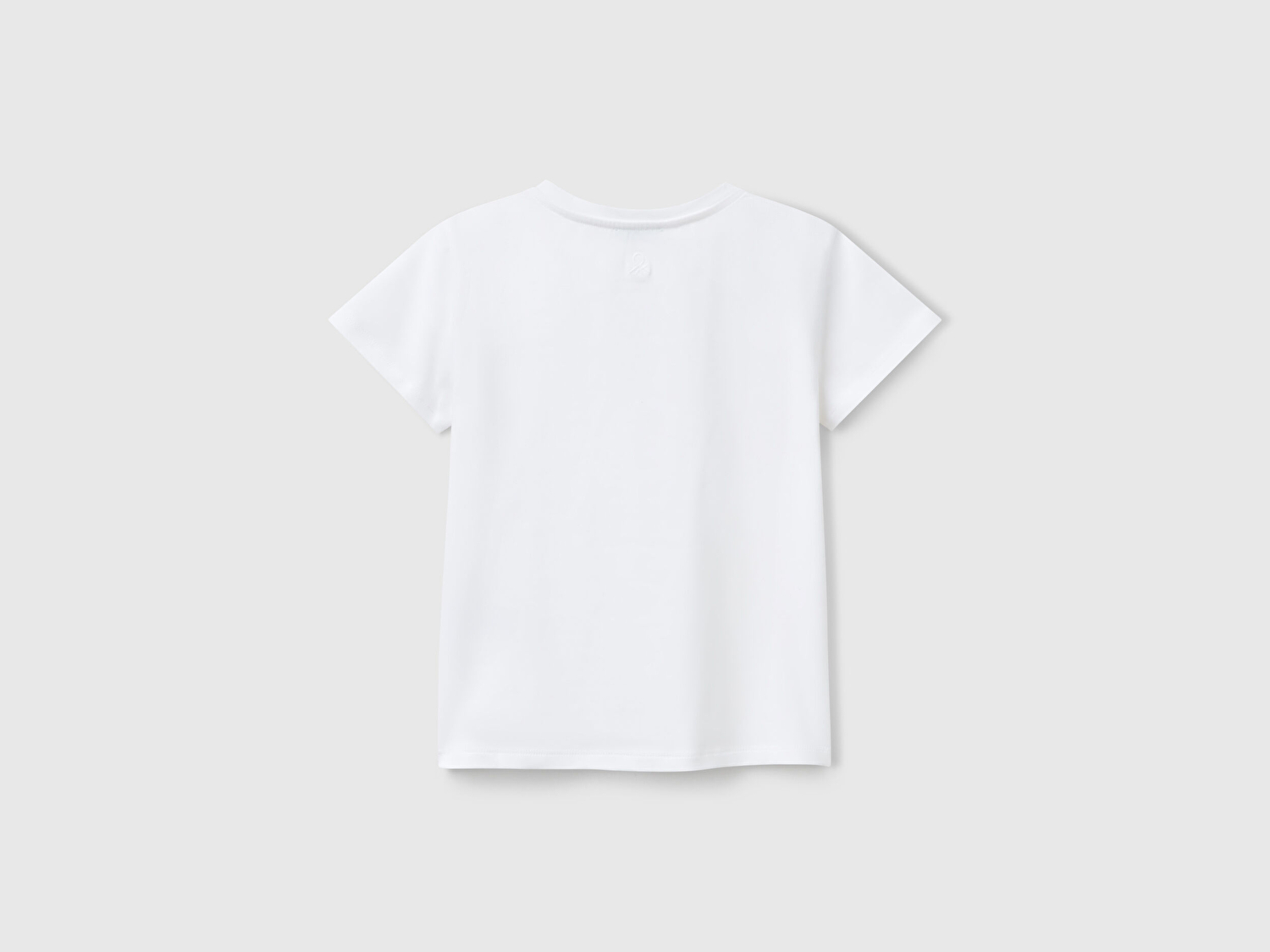 Benetton Kız Çocuk Beyaz Önü Kesik İşlemeli Arkası Logo Detaylı T-Shirt