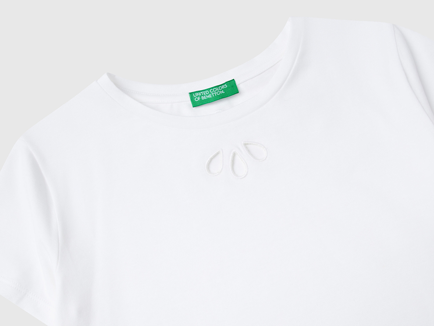 Benetton Kız Çocuk Beyaz Önü Kesik İşlemeli Arkası Logo Detaylı T-Shirt