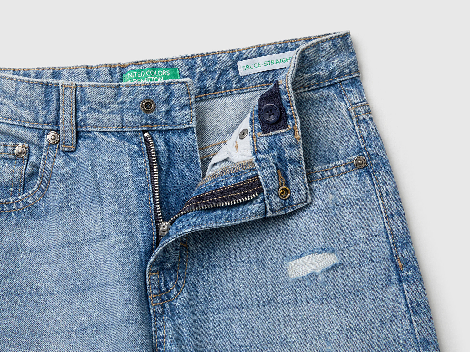 Benetton Erkek Çocuk Açık Denim Yırtıklı Eskitilmiş Efektli Straight Fit Denim Pantolon