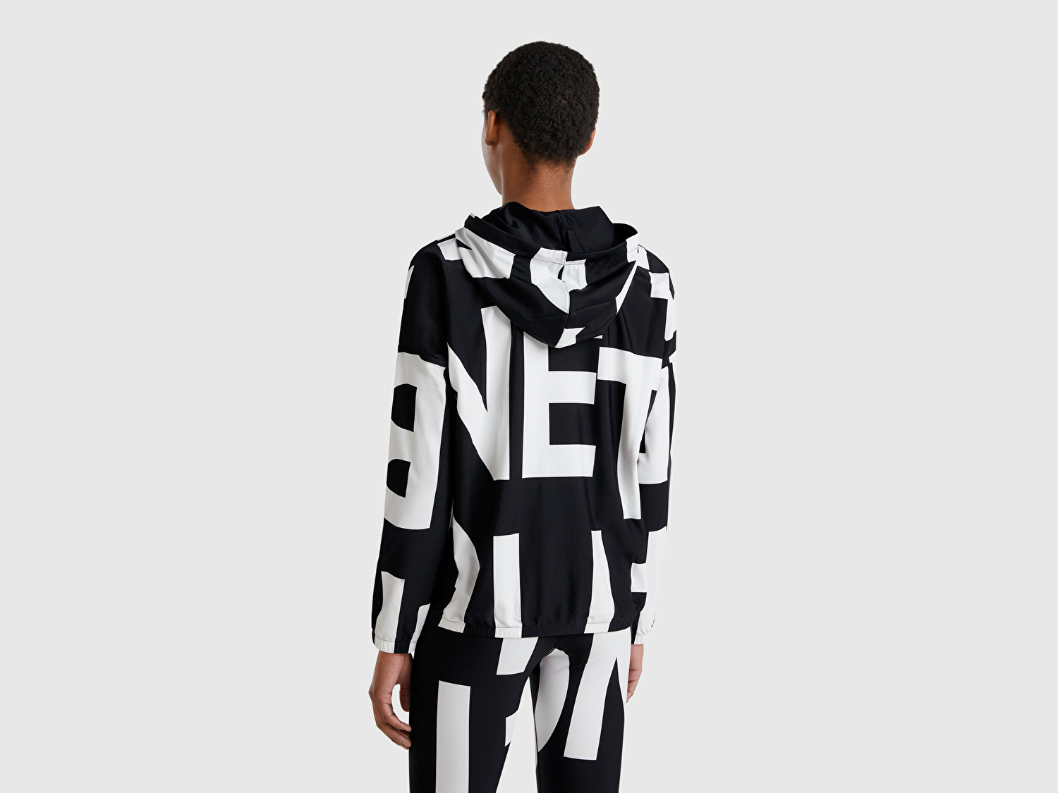 Benetton Kadın Siyah Yazı Desenli Önü Fermuarlı İp Detaylı Kapüşonlu Sweatshirt