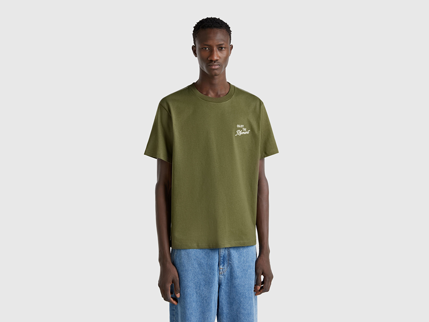 Benetton Erkek Haki %100 Pamuk Sol Önü Baskılı Relax Fit Bisiklet Yaka T-Shirt