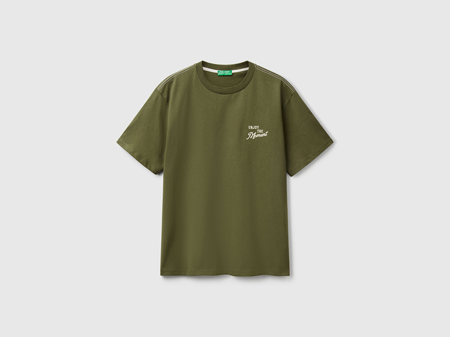 Benetton Erkek Haki %100 Pamuk Sol Önü Baskılı Relax Fit Bisiklet Yaka T-Shirt