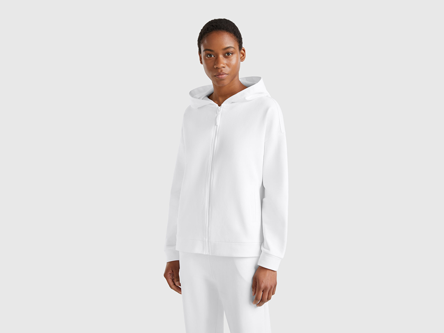 Benetton Kadın Beyaz Logo Baskı Detaylı Kapüşonlu Relax Fit Sweatshirt