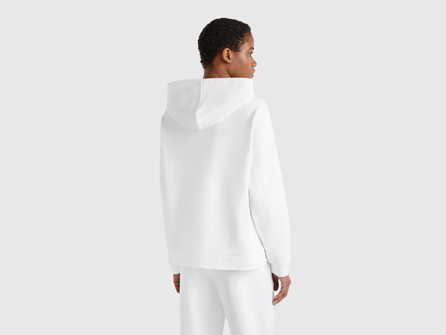 Benetton Kadın Beyaz Logo Baskı Detaylı Kapüşonlu Relax Fit Sweatshirt