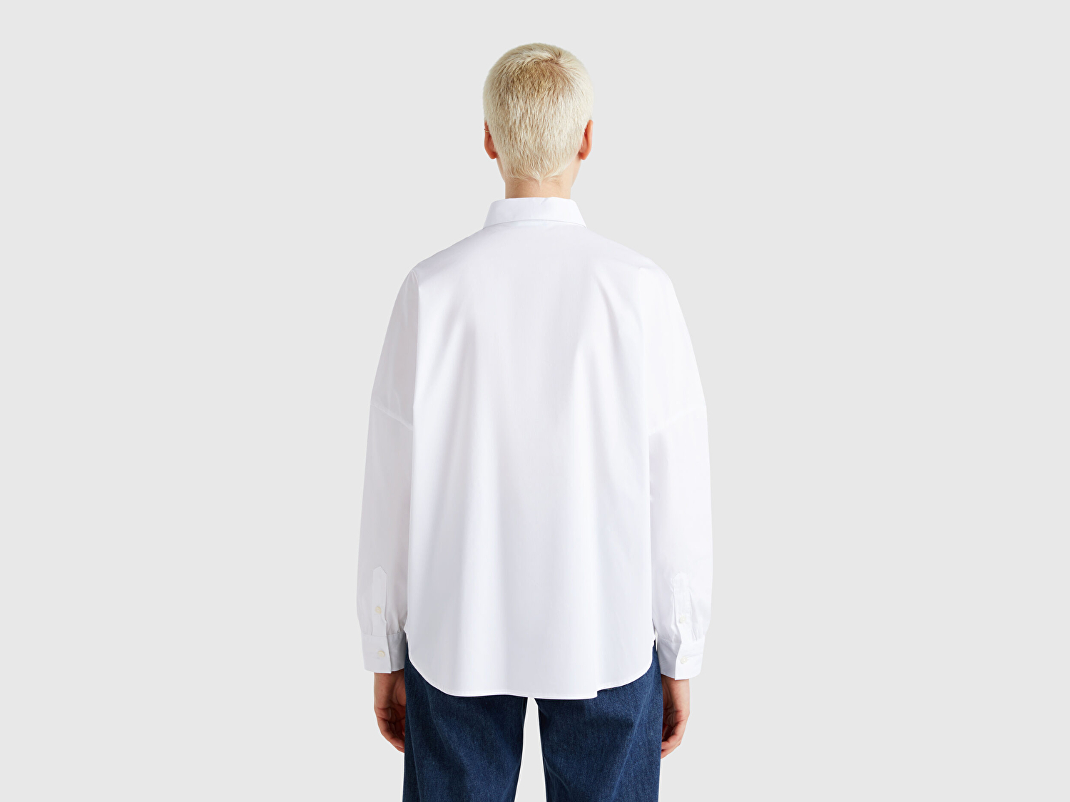 Benetton Kadın Beyaz Pamuk Karışımlı Kolu Büzgülü Düşük Omuzlu Oversize Gömlek