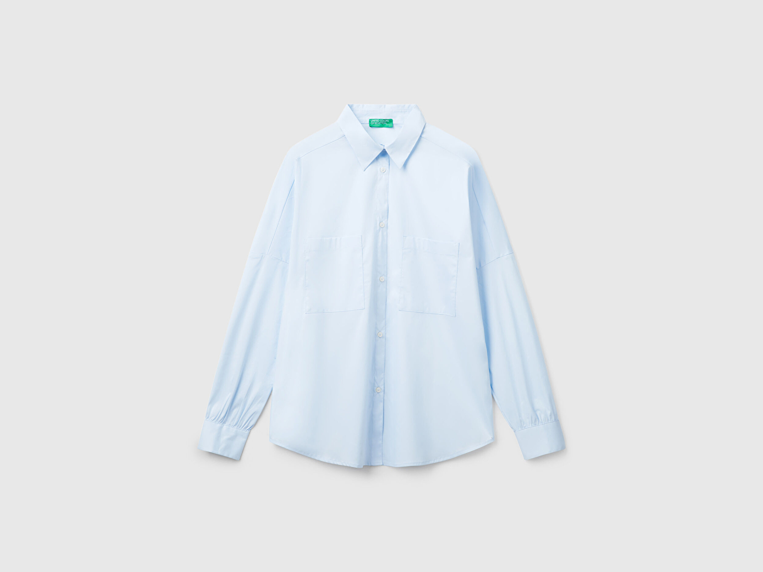 Benetton Kadın Açık Mavi Pamuk Karışımlı Kolu Büzgülü Düşük Omuzlu Oversize Gömlek