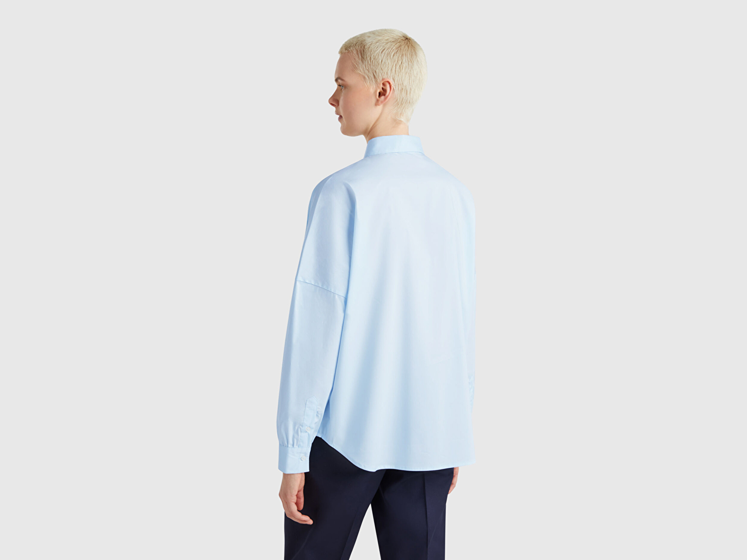 Benetton Kadın Açık Mavi Pamuk Karışımlı Kolu Büzgülü Düşük Omuzlu Oversize Gömlek