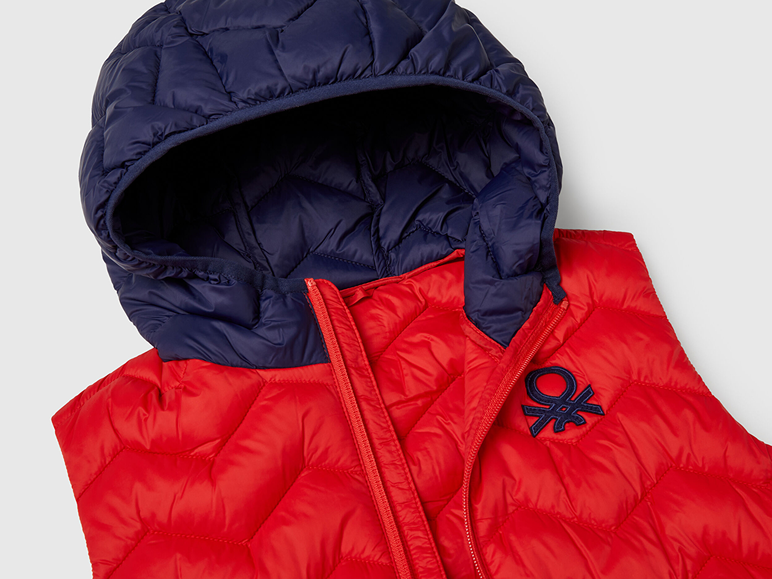 Benetton Erkek Çocuk Kırmızı Mix Logo Detaylı Kapüşonlu Yelek