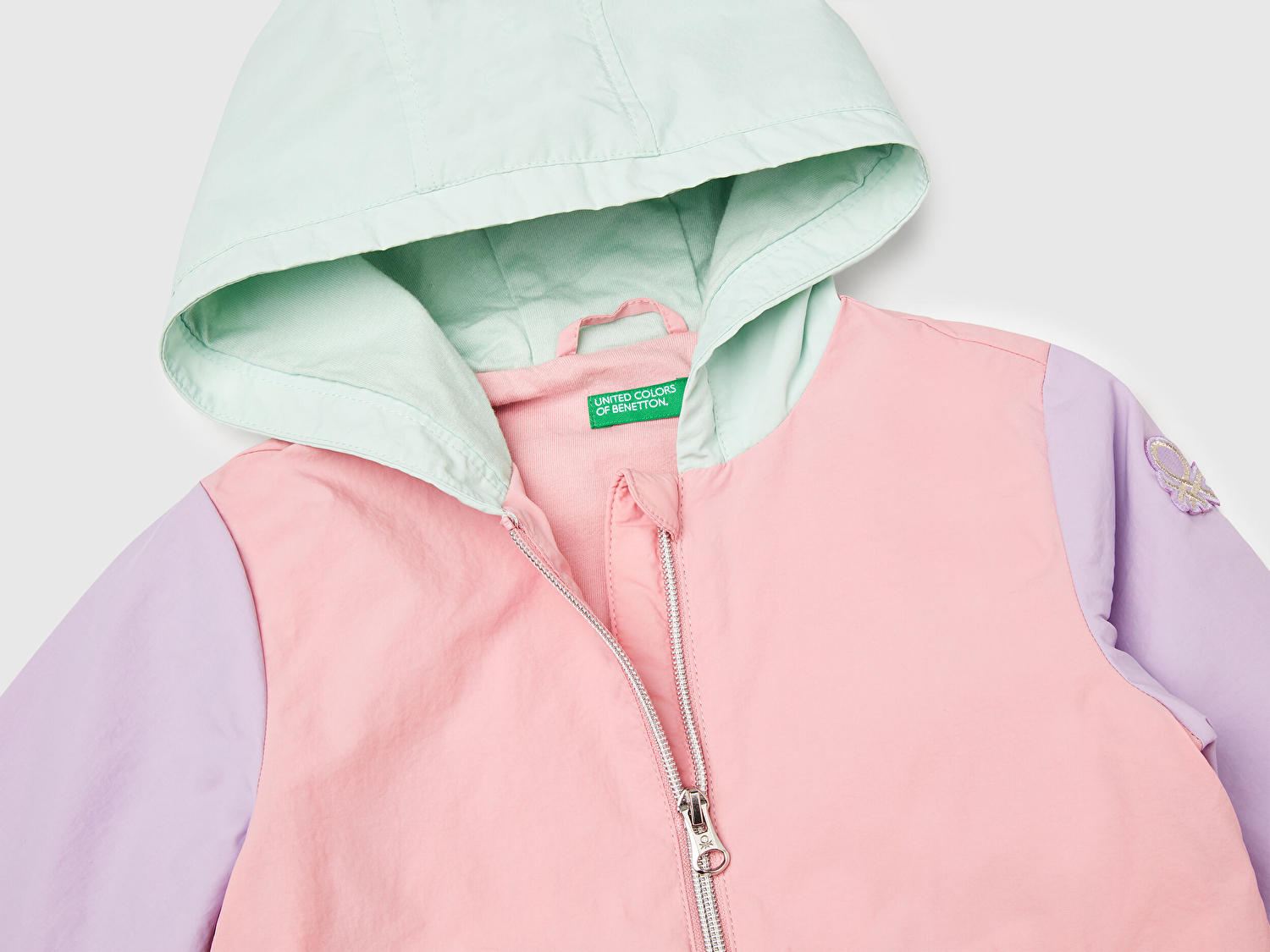 Benetton Kız Bebek Pembe Mix Kolu Logo Detaylı Astarlı Kapüşonlu Yağmurluk