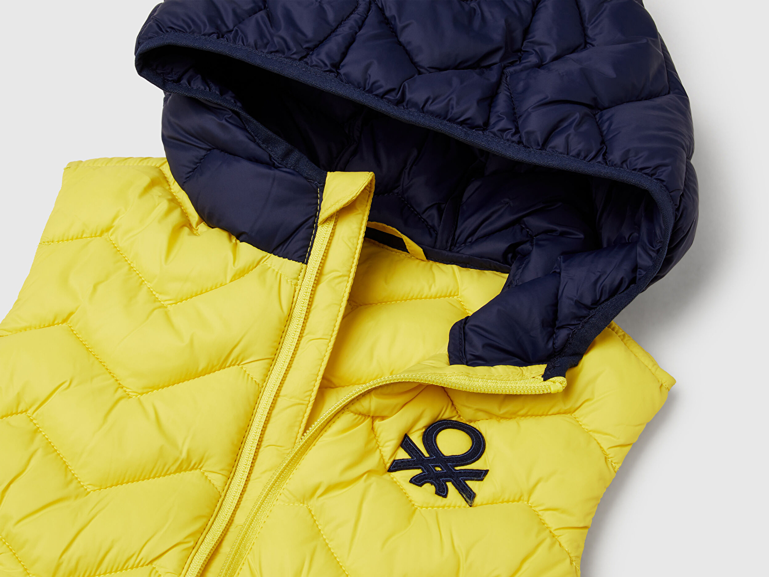 Benetton Erkek Bebek Sarı Logo Detaylı Kapüşonlu Yelek