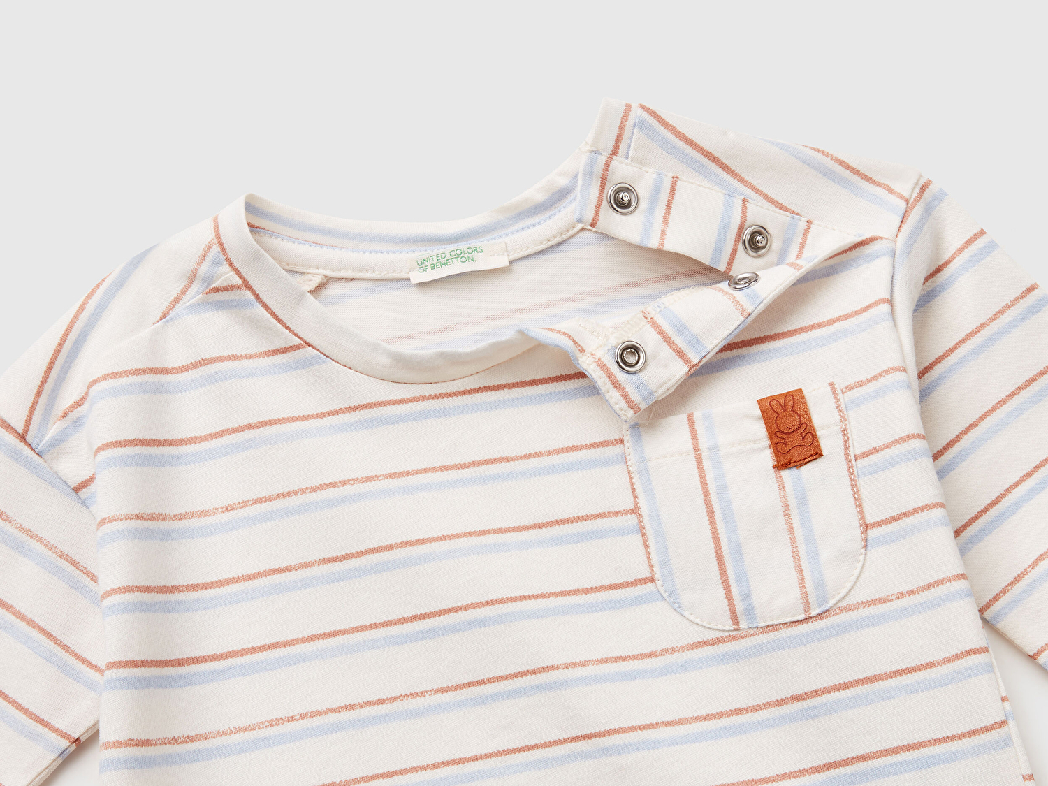 Benetton Bebek Ekru Tamamı Desenli Logo Detaylı Omzu Çıtçıtlı Uzun Kollu T-Shirt