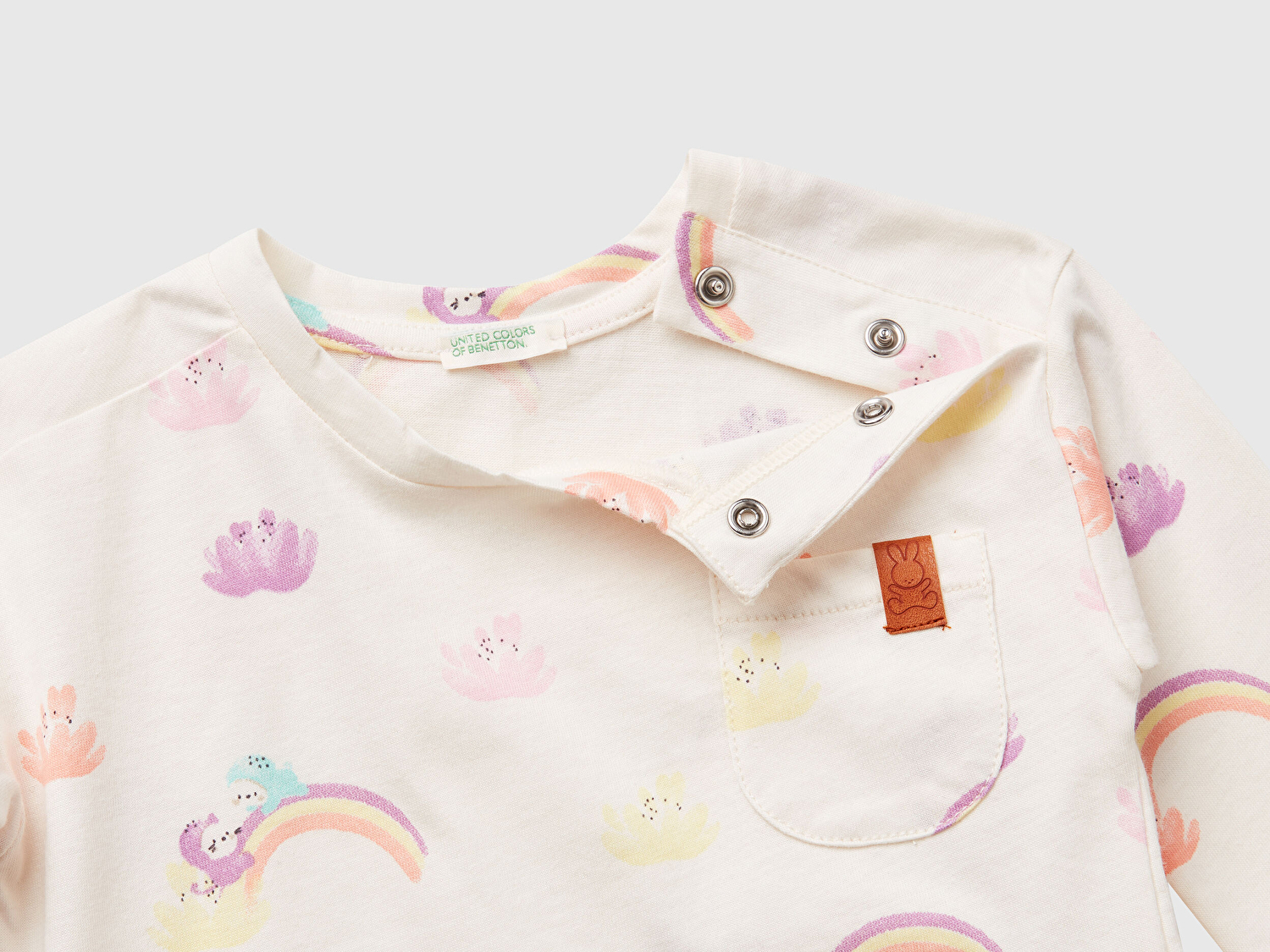 Benetton Bebek Toz Pembe Tamamı Desenli Logo Detaylı Omzu Çıtçıtlı Uzun Kollu T-Shirt