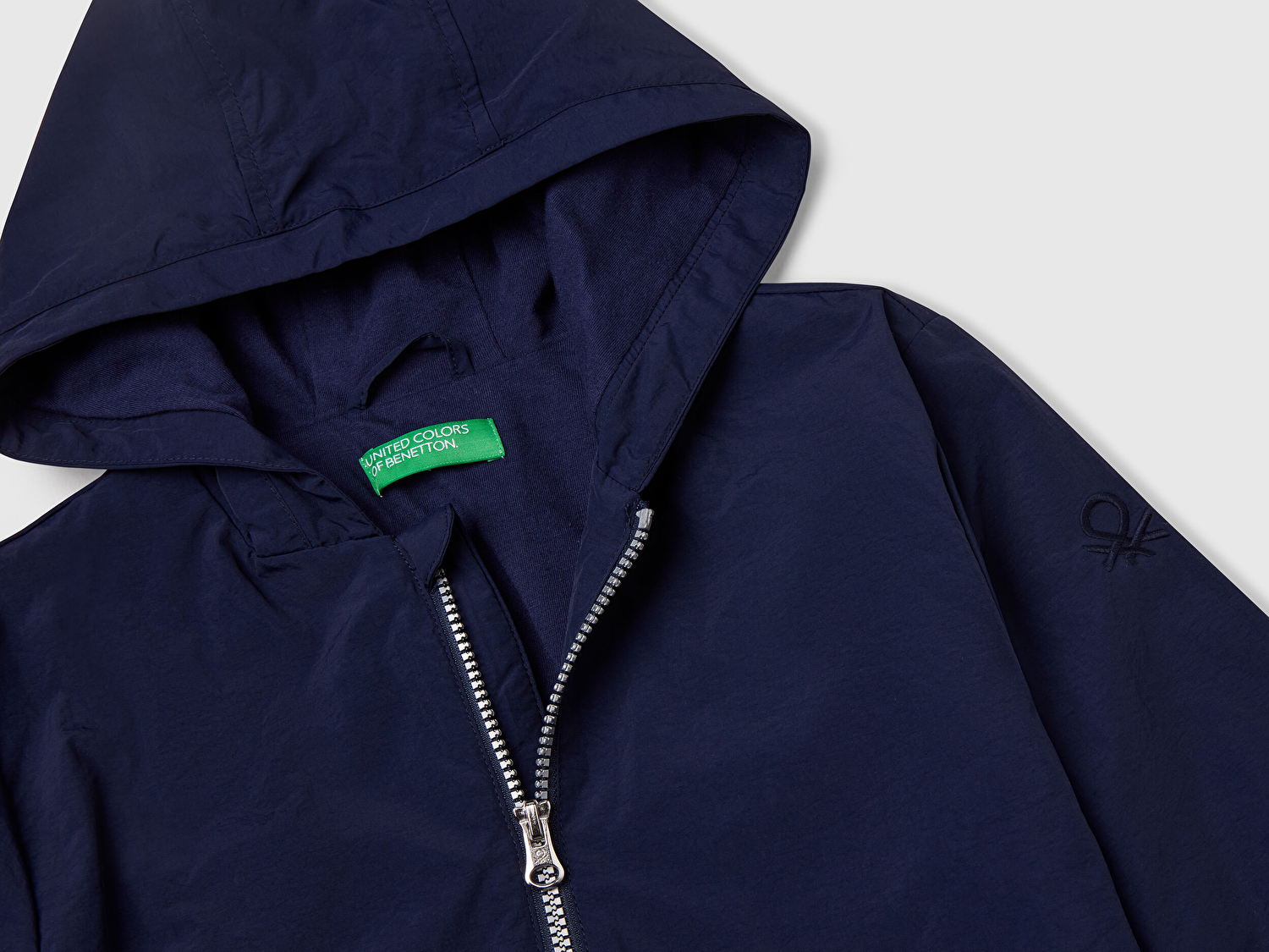 Benetton Erkek Çocuk Lacivert Kolu Logo Detaylı Astarlı Kapüşonlu Yağmurluk