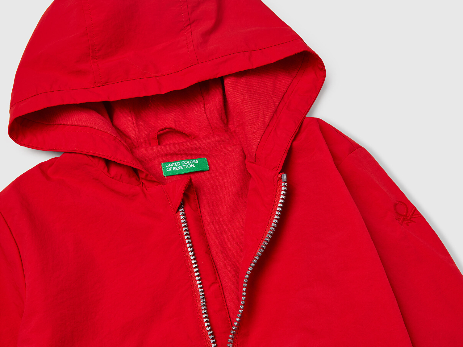 Benetton Erkek Bebek Kırmızı Kolu Logo Detaylı Astarlı Kapüşonlu Yağmurluk