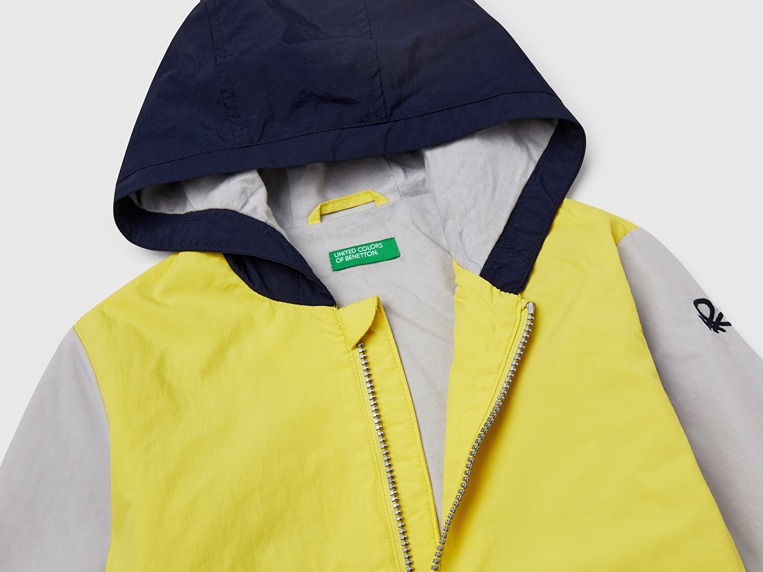 Benetton Erkek Bebek Sarı Kolu Logo Detaylı Astarlı Kapüşonlu Yağmurluk