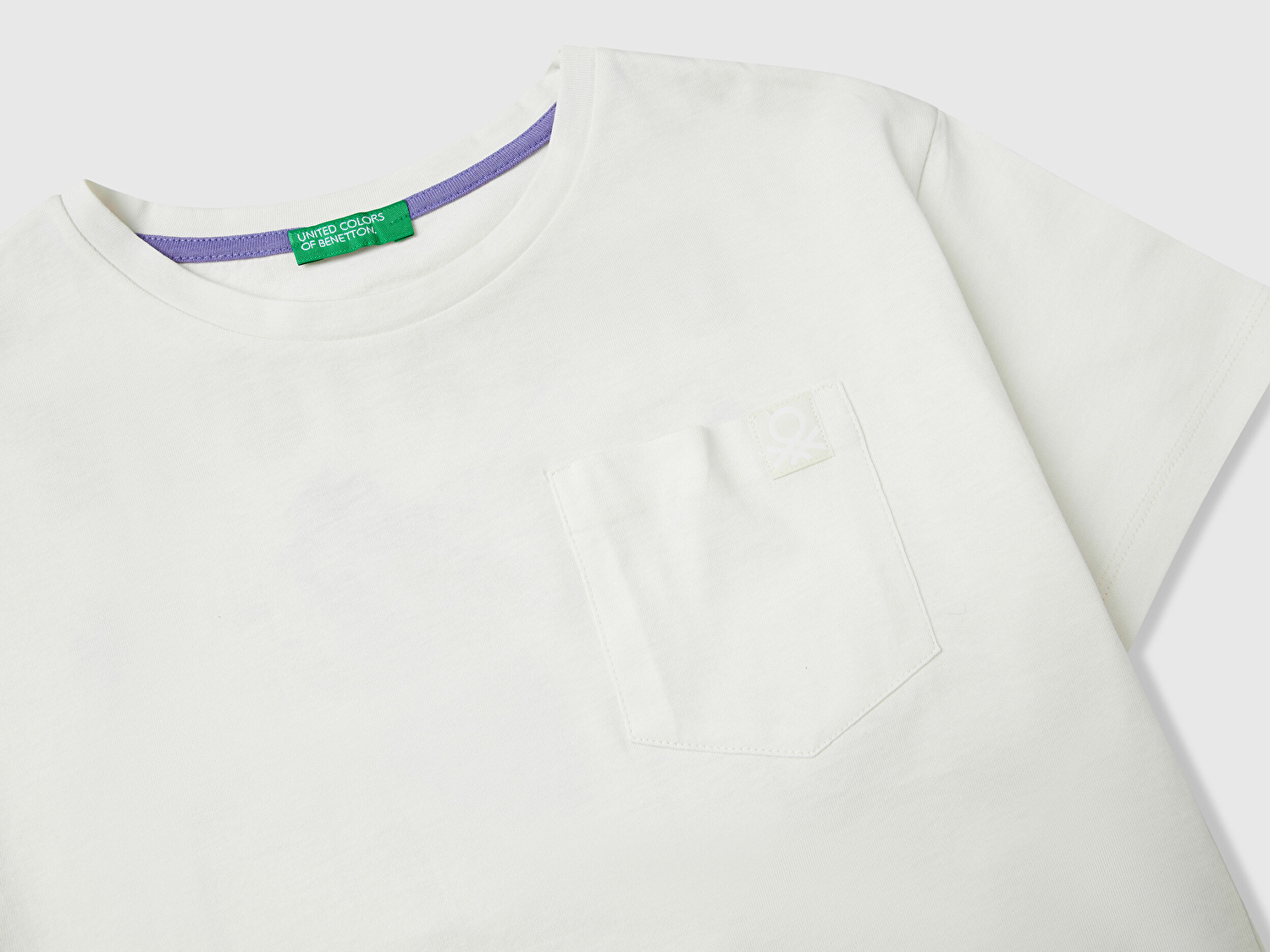 Benetton Kız Çocuk Ekru Arkası Baskılı Yama Cepli T-Shirt