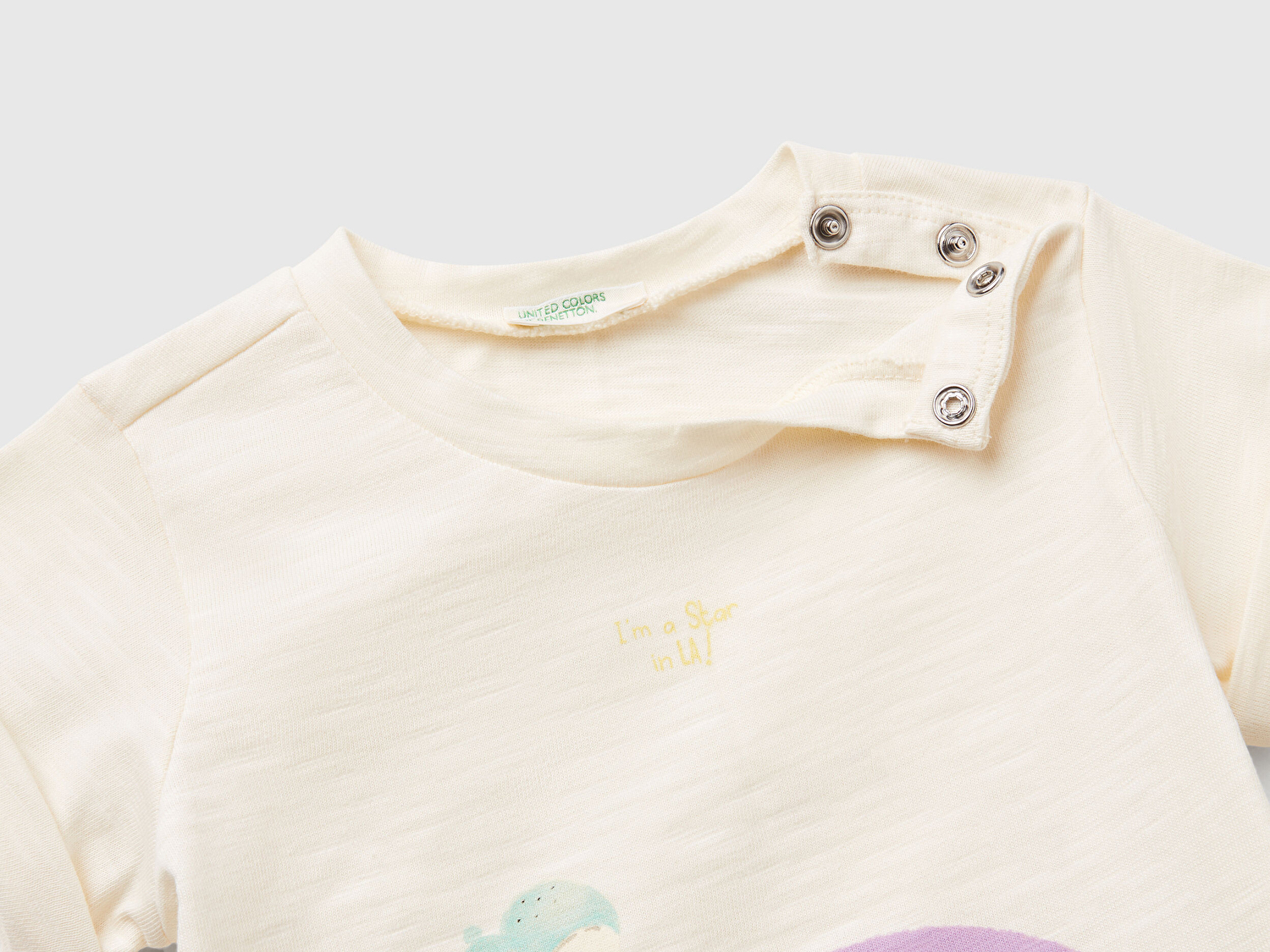 Benetton Bebek Ekru Önü Baskılı Omzu Çıtçıtlı Manşet Detaylı T-Shirt