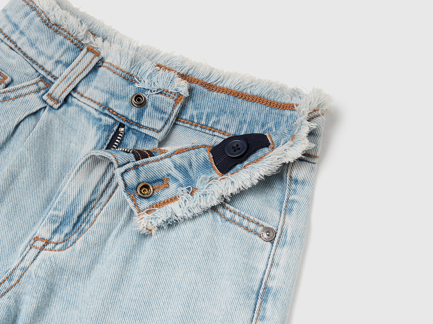 Benetton Kız Bebek Açık Denim Arka Cebi Logo Etiketli Beli Lastikli Denim Şort