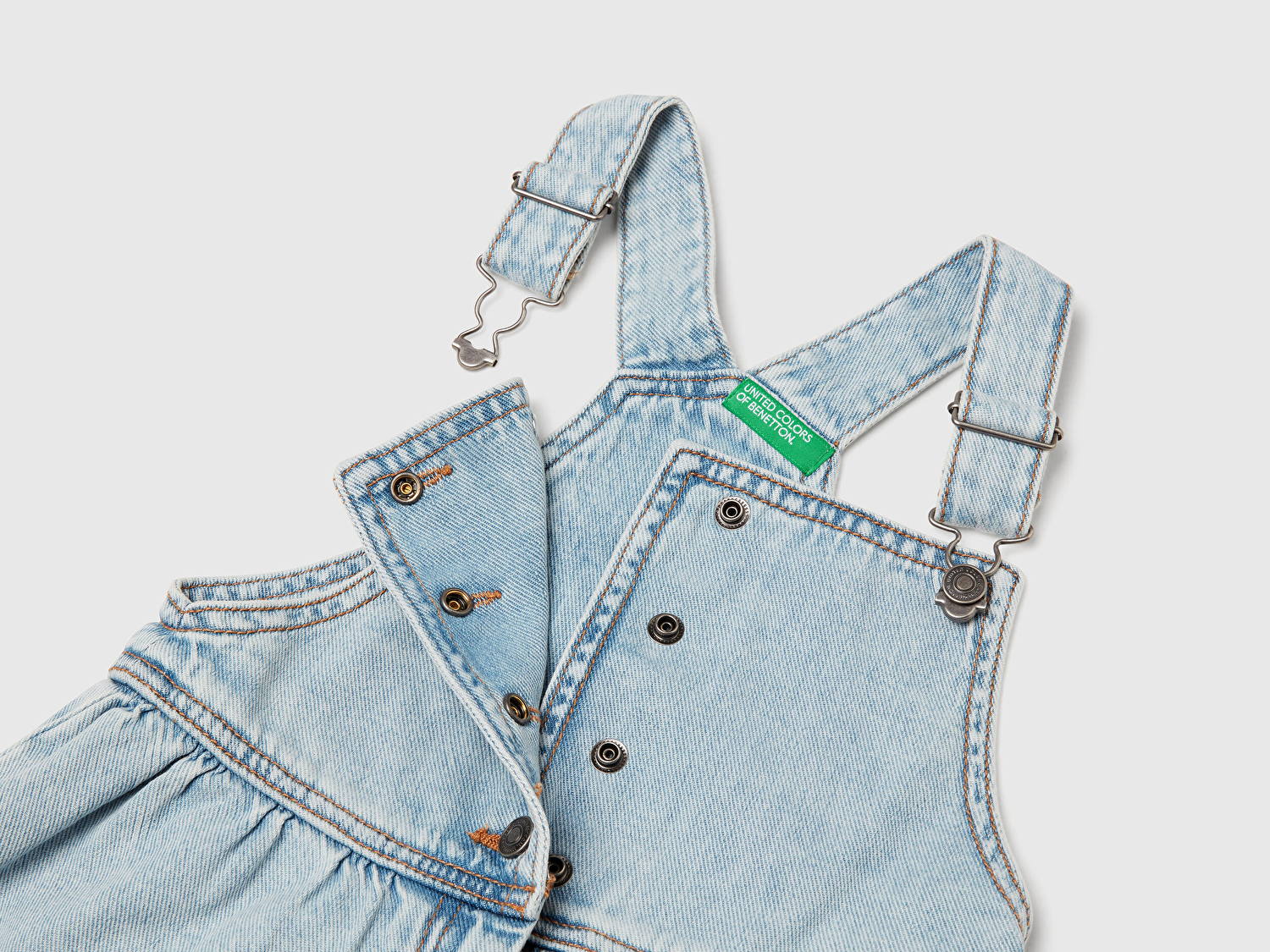 Benetton Kız Bebek Açık Denim Taş Yıkama Pileli Ayarlanabilir Askılı Denim Salopet