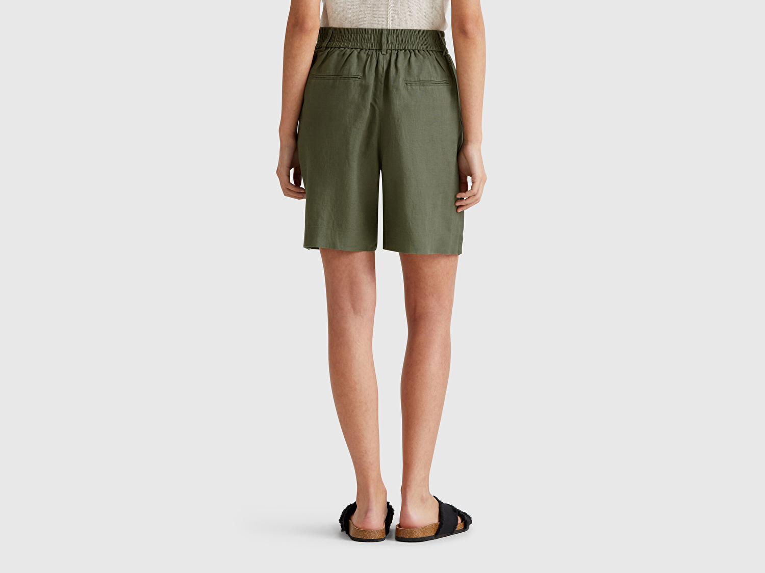 Benetton Kadın Haki %100 Keten Arka Beli Lastikli Pileli Relax Fit Bermuda Şort