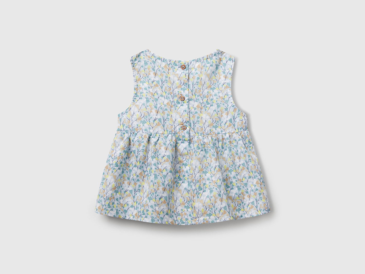 Benetton Kız Bebek Mavi Keten Karışımlı Tamamı Desenli Çiçek Aplikeli Arkası Düğmeli Kolsuz Gömlek
