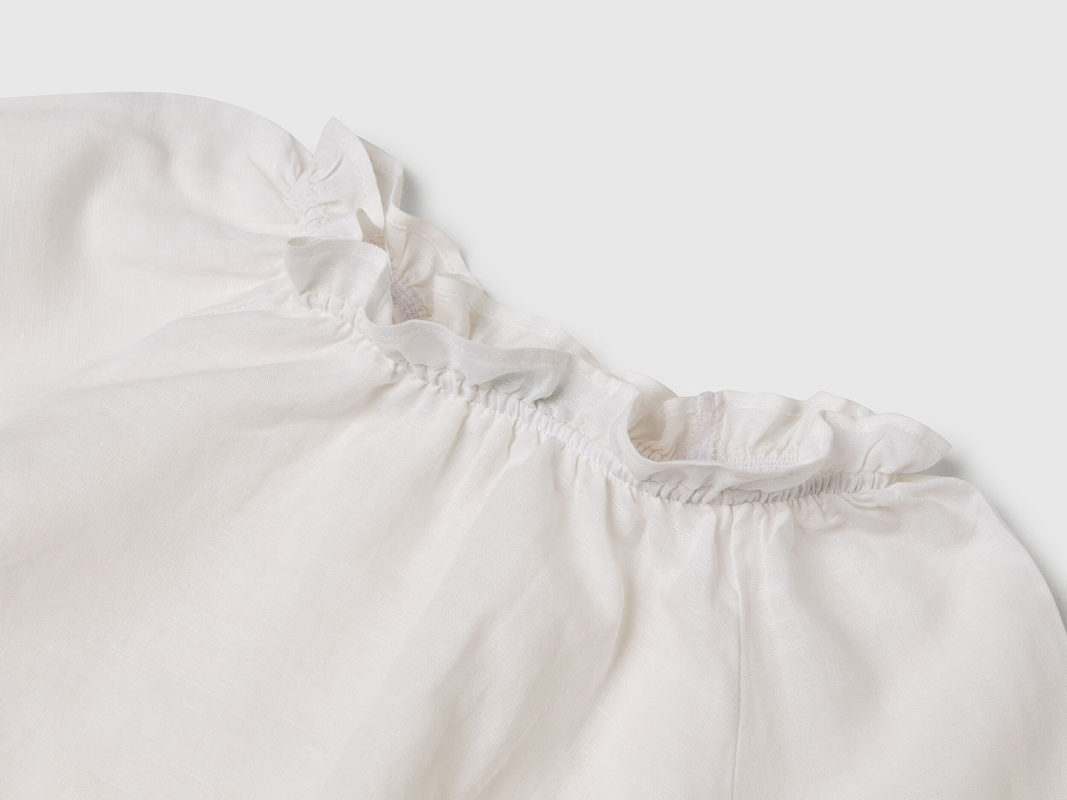 Benetton Kız Çocuk Beyaz Keten Karışımlı Büzgü Dikişli Kısa Kollu Bluz