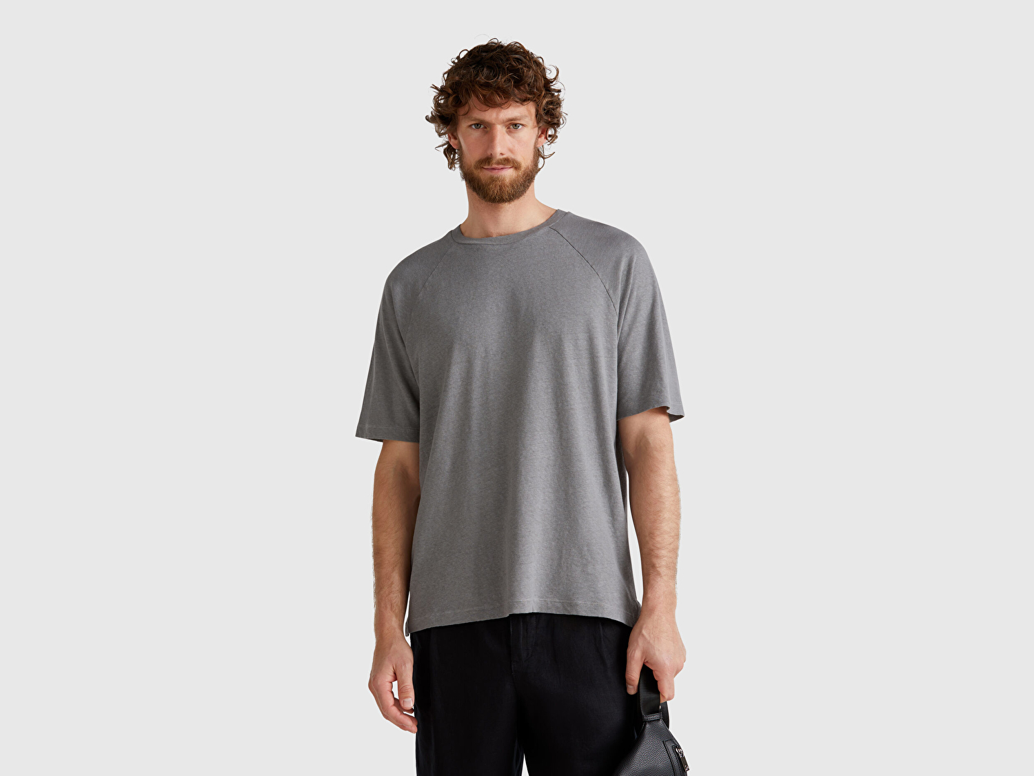 Benetton Erkek Antrasit Pamuk ve Keten Karışımlı Reglan Kol Relax Fit T-Shirt
