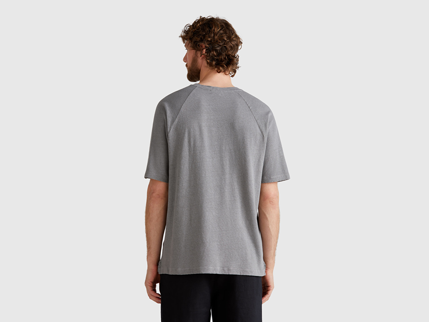 Benetton Erkek Antrasit Pamuk ve Keten Karışımlı Reglan Kol Relax Fit T-Shirt