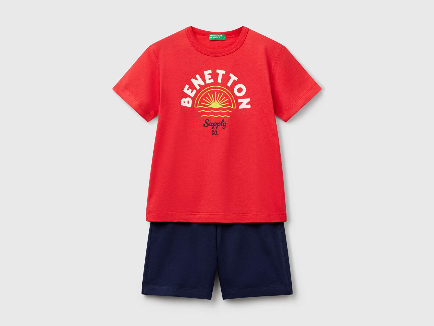 Benetton Erkek Bebek Kırmızı Önü Logo Baskılı T-Shirt ve Büzgü İpli Bermuda Şort Takım