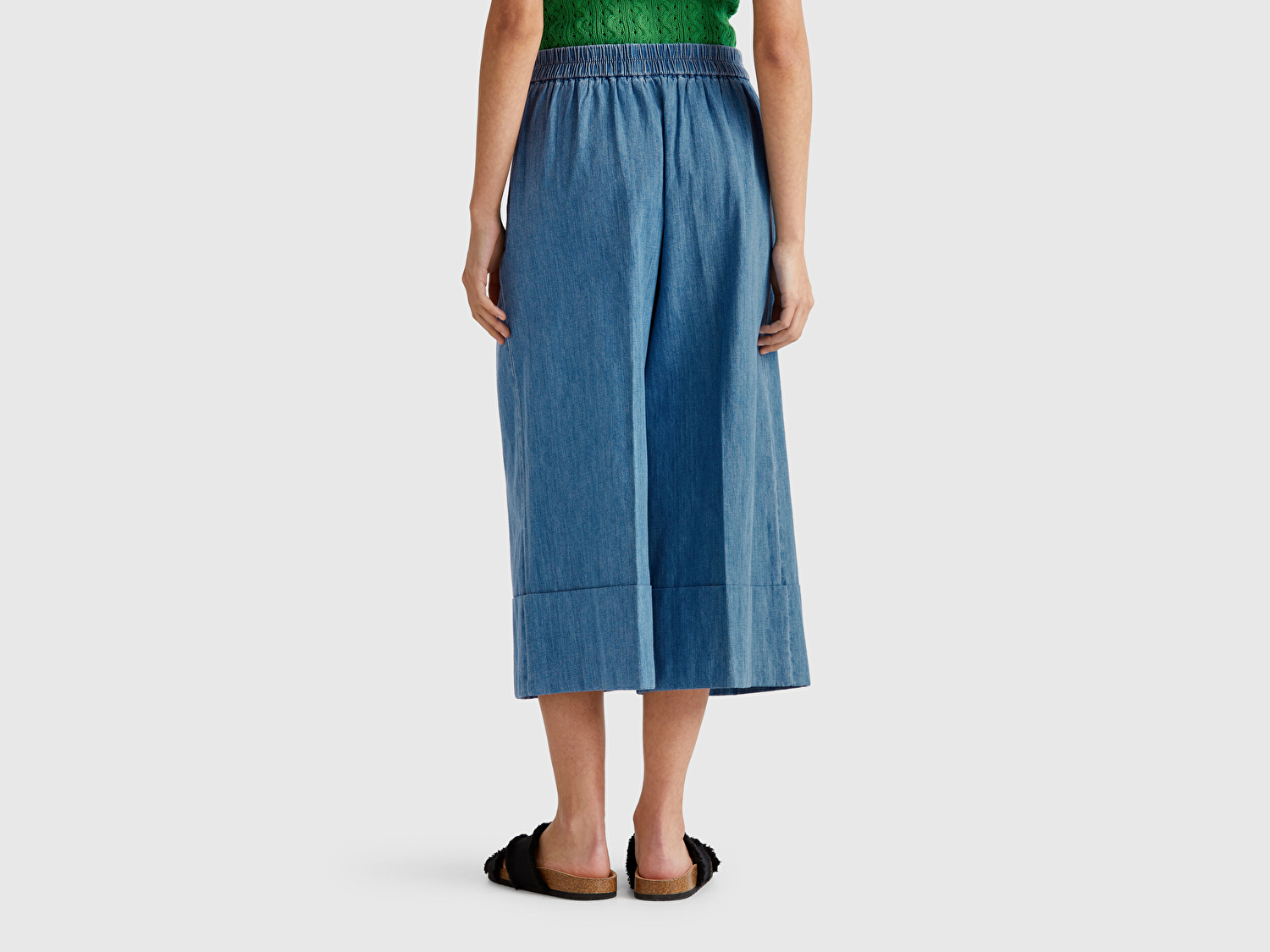 Benetton Kadın Açık Mavi Pamuk Karışımlı Ön Cepli Kıvrık Paça Kısa Pantolon