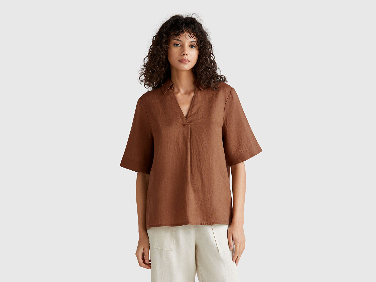 Benetton Kadın Kahverengi %100 Keten Relax Fit V Gömlek Yakalı Kısa Kollu Bluz