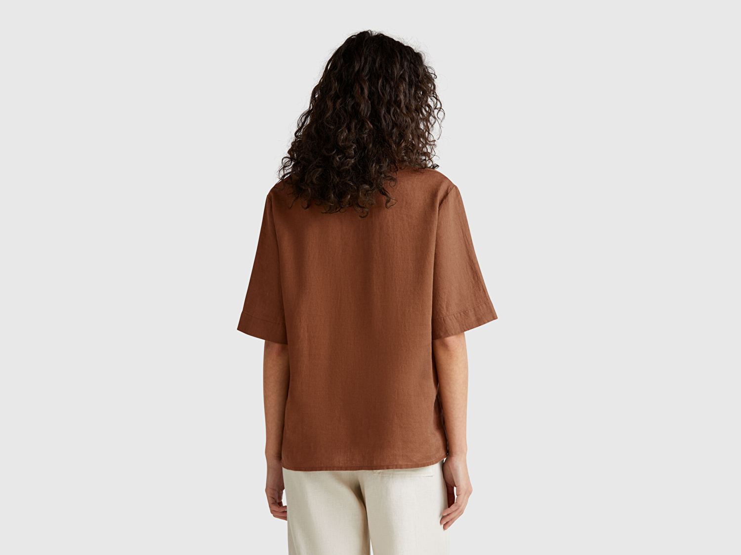 Benetton Kadın Kahverengi %100 Keten Relax Fit V Gömlek Yakalı Kısa Kollu Bluz