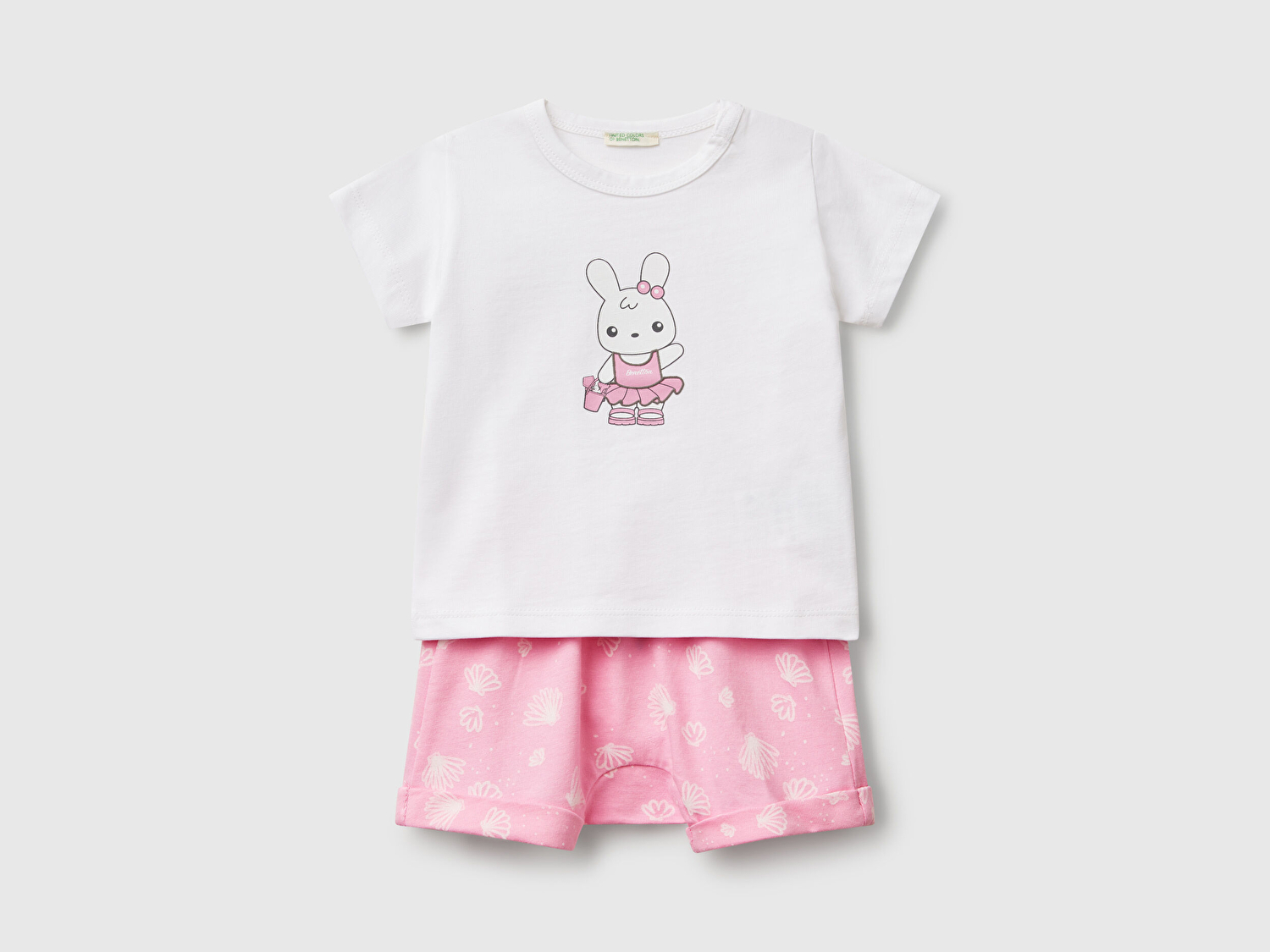 Benetton Bebek Beyaz-Pembe Önü Baskılı T-Shirt ve Desenli Büzgü İpli Şort Takım
