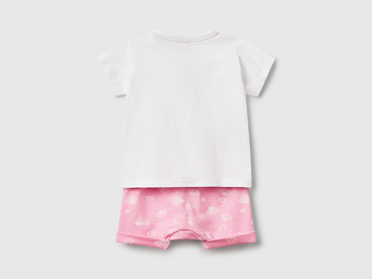 Benetton Bebek Beyaz-Pembe Önü Baskılı T-Shirt ve Desenli Büzgü İpli Şort Takım