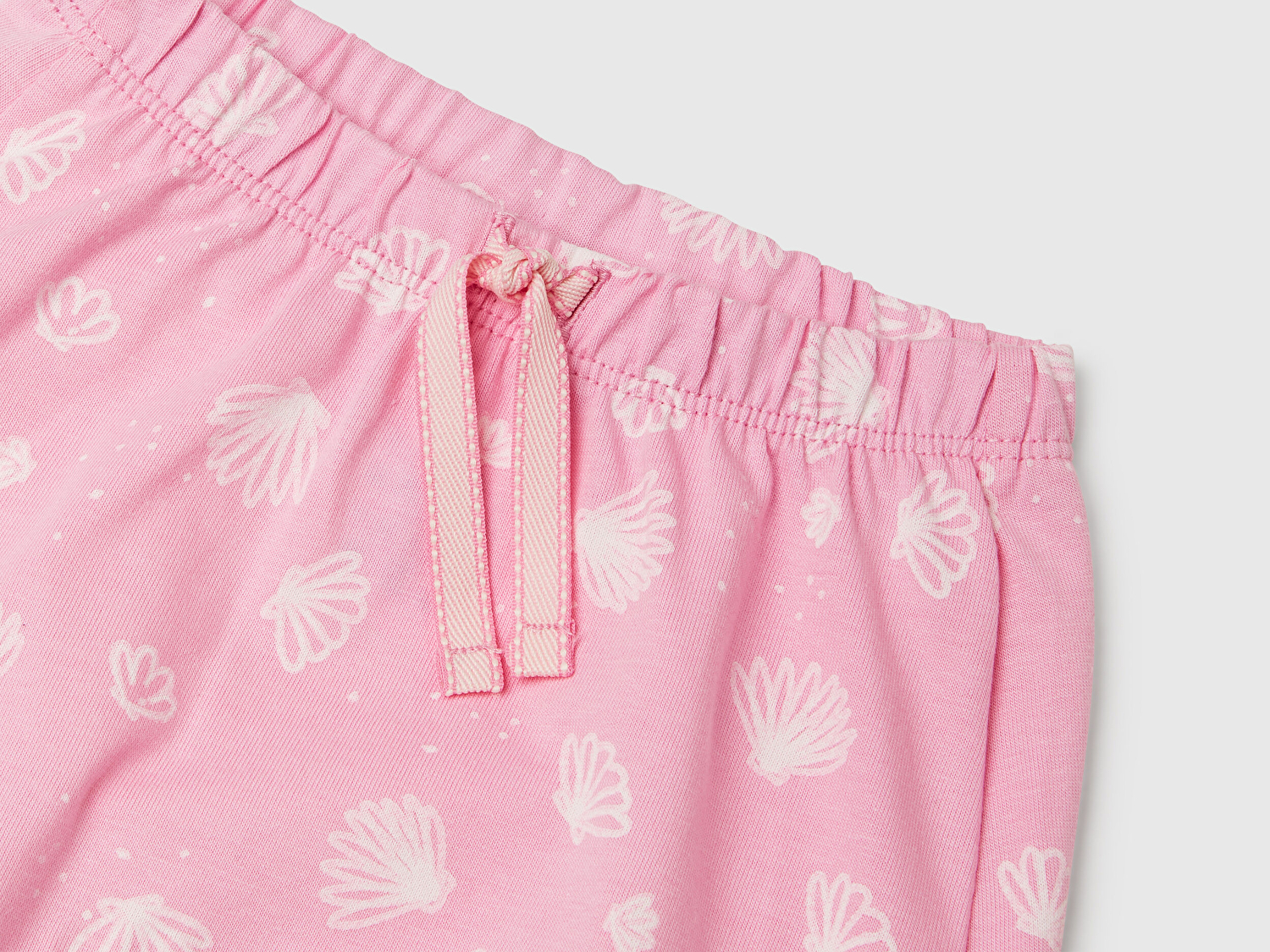 Benetton Bebek Beyaz-Pembe Önü Baskılı T-Shirt ve Desenli Büzgü İpli Şort Takım