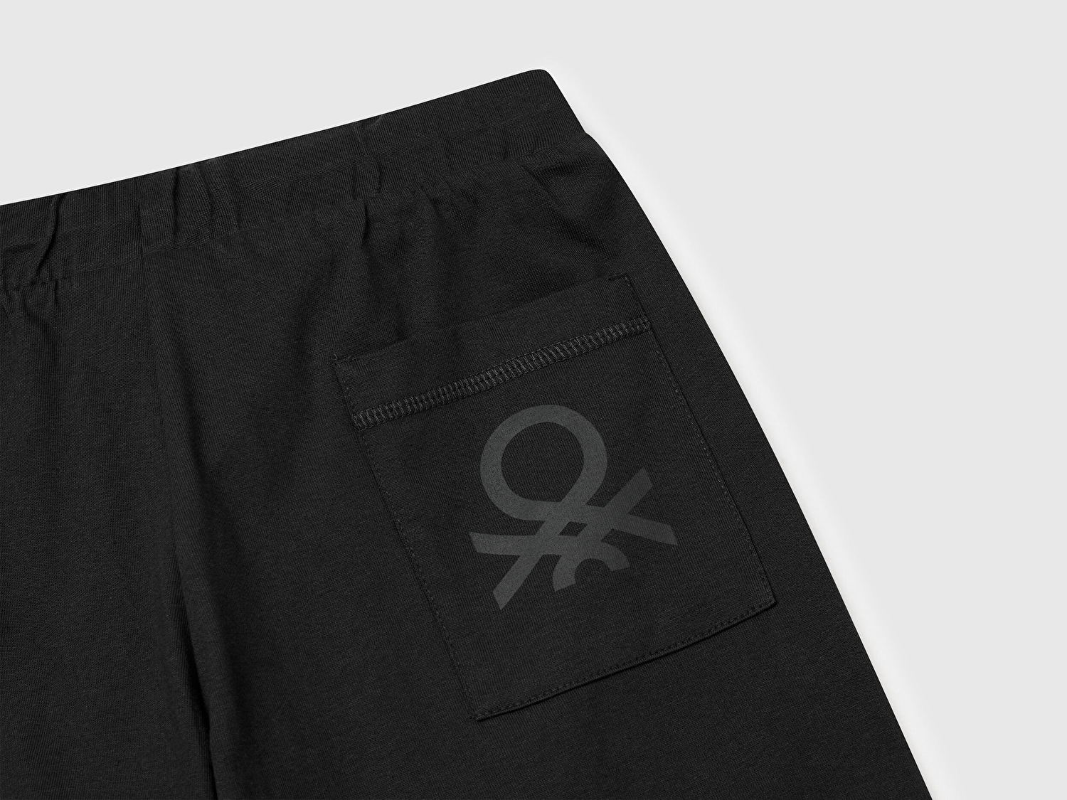 Benetton Erkek Çocuk Siyah Arka Cebi Logo Baskılı Beli İpli Şort