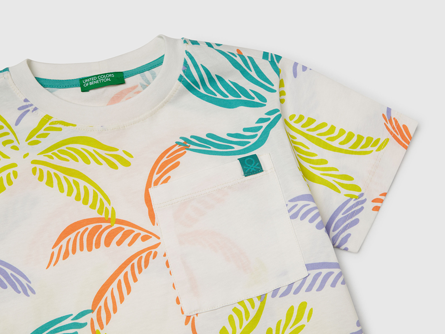 Benetton Erkek Bebek Renkli Mix Tamamı Desenli Önü Cepli ve Logo Etiketi Detaylı T-Shirt
