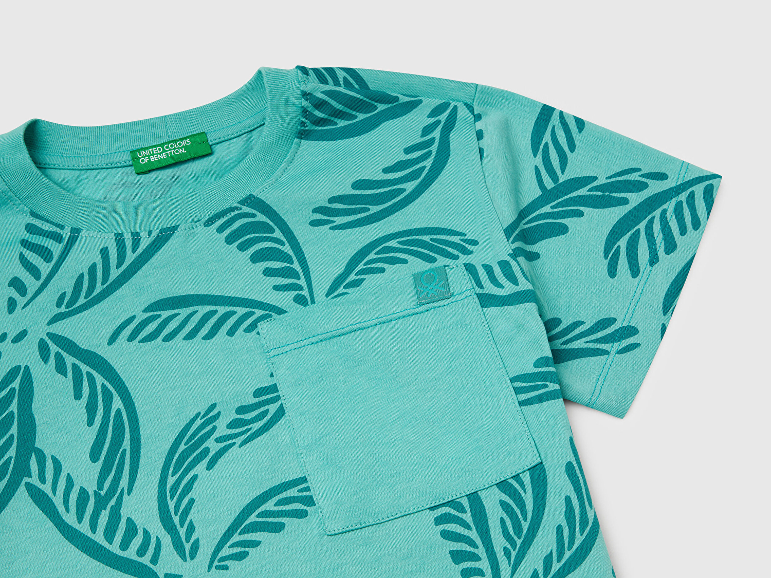 Benetton Erkek Bebek Koyu Yeşil Tamamı Desenli Önü Cepli ve Logo Etiketi Detaylı T-Shirt