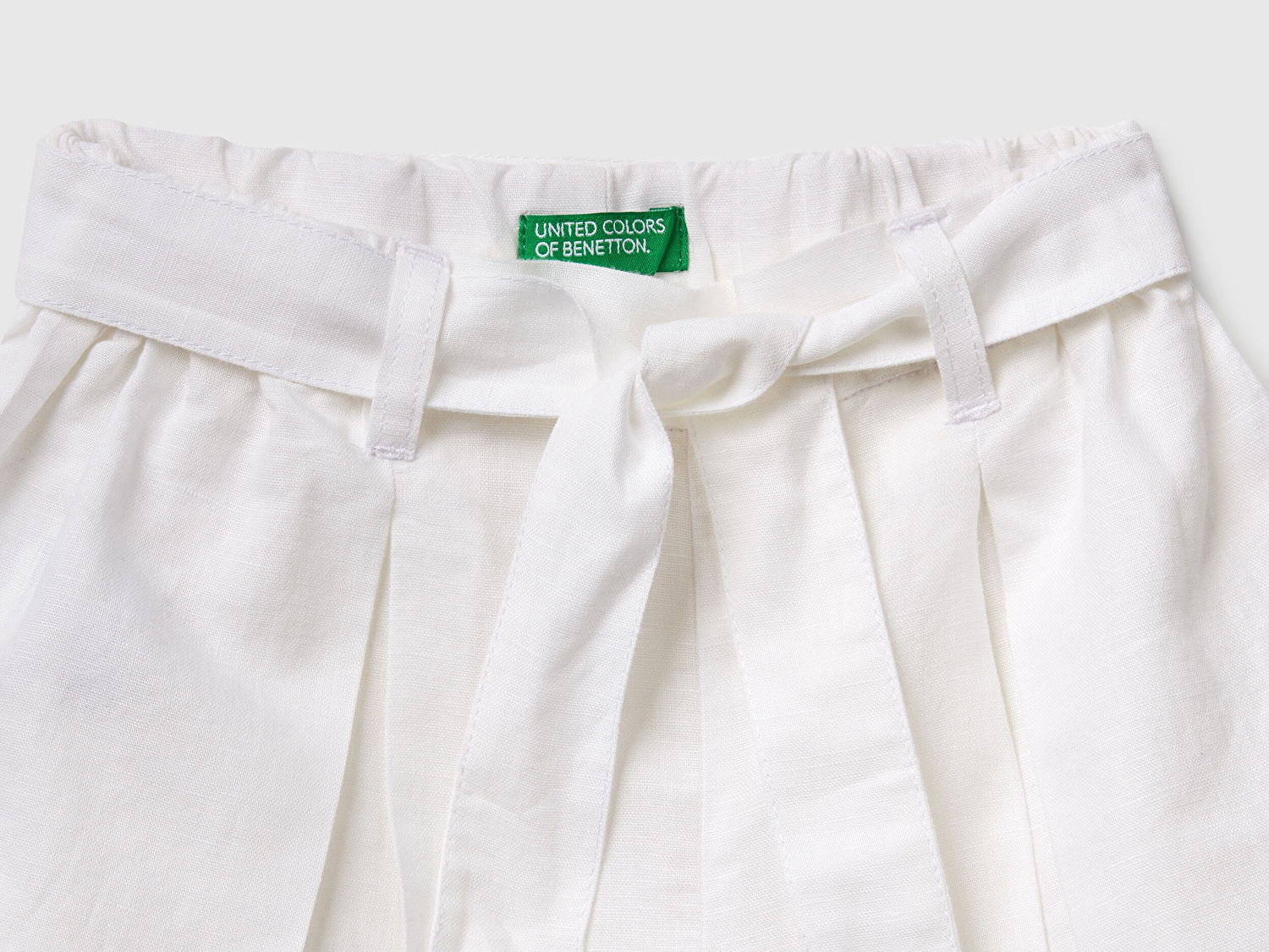 Benetton Kız Bebek Beyaz Keten Karışımlı Beli Lastikli Kuşaklı Pileli Bermuda Şort