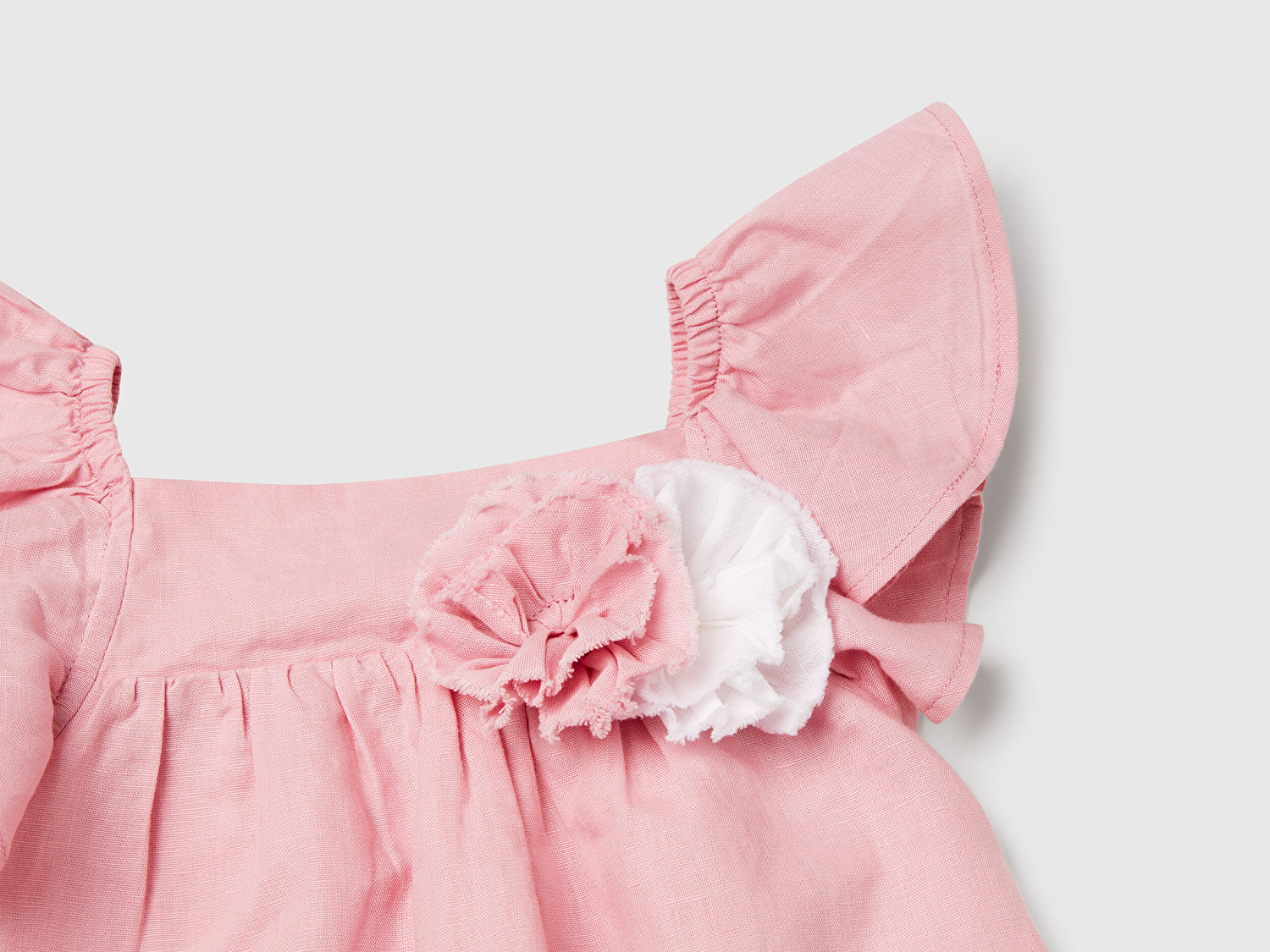 Benetton Kız Bebek Pembe Keten Karışımlı Çiçek Aplikeli Askısı Fırfırlı Pileli Elbise